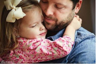 闺女和爸爸的照片,定格亲子情深